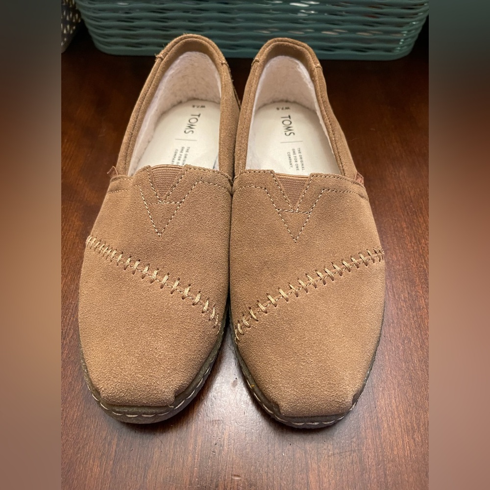 NWOT TOMS Women's Alpargata loafer with faux fur lining. - Picture 3 of 9